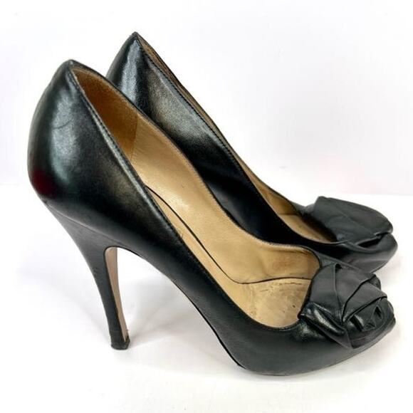 Valentino Garavani Size 5 (EU 35.5) Black Leather 4 Inch Heels with Rose Detail - Picture 1 of 13